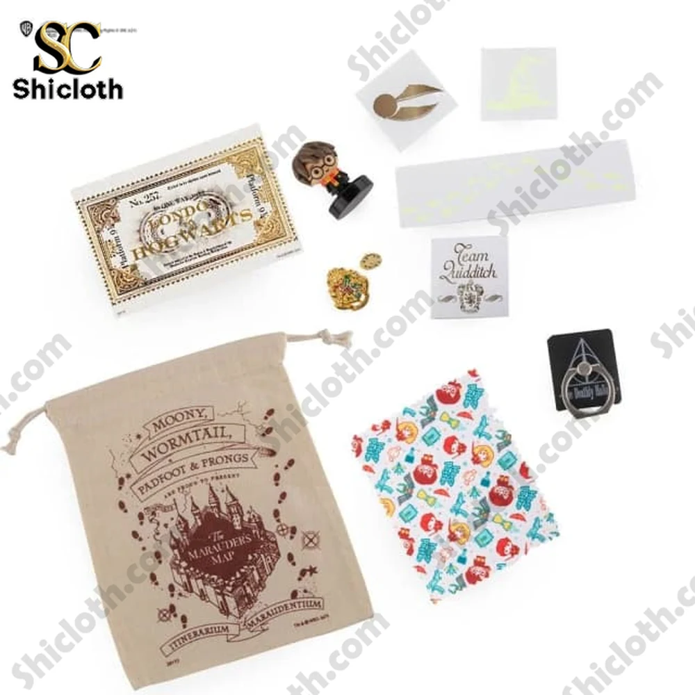 Harry Potter Advent Calendar 2025 24 Magical Surprises from Hogwarts 5 Harry Potter themed small gifts from the advent calendar including pouch and keychains!