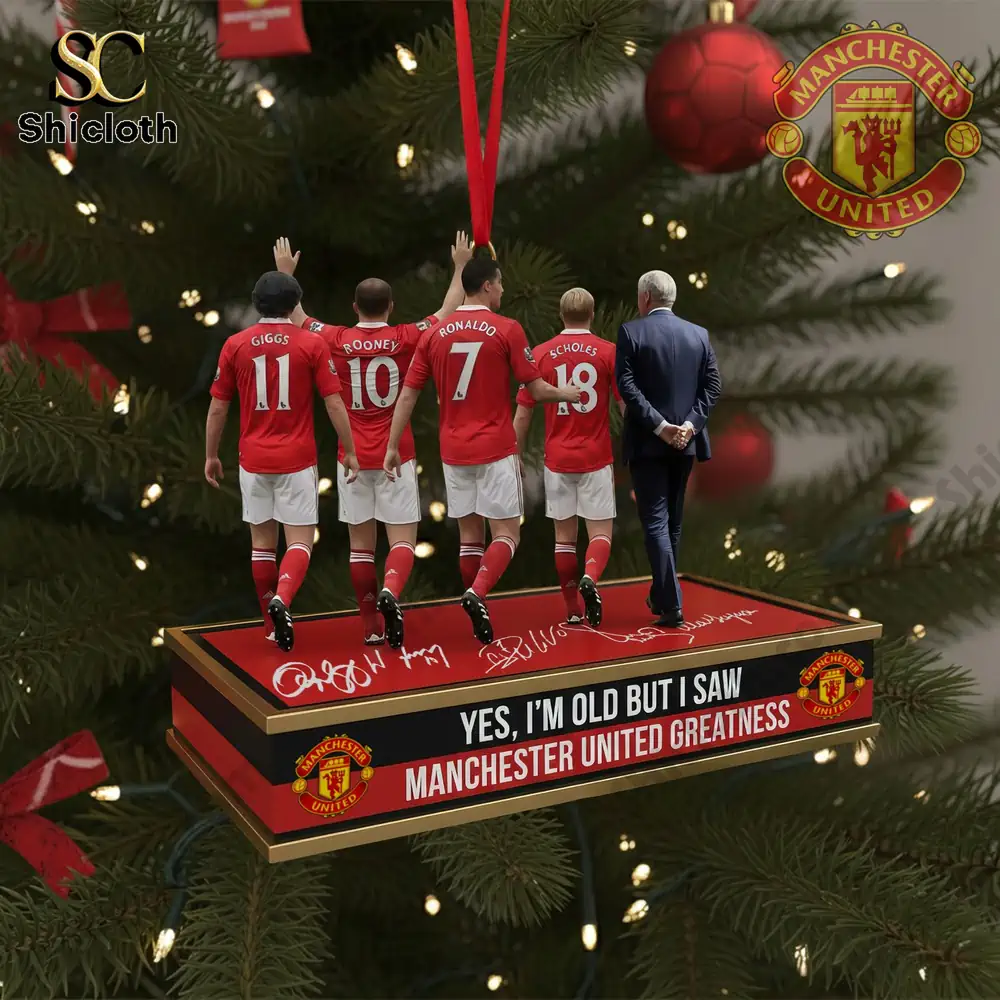 Manchester United ornament featuring iconic players and manager with the slogan "Yes, I'm Old But I Saw Manchester United Greatness."