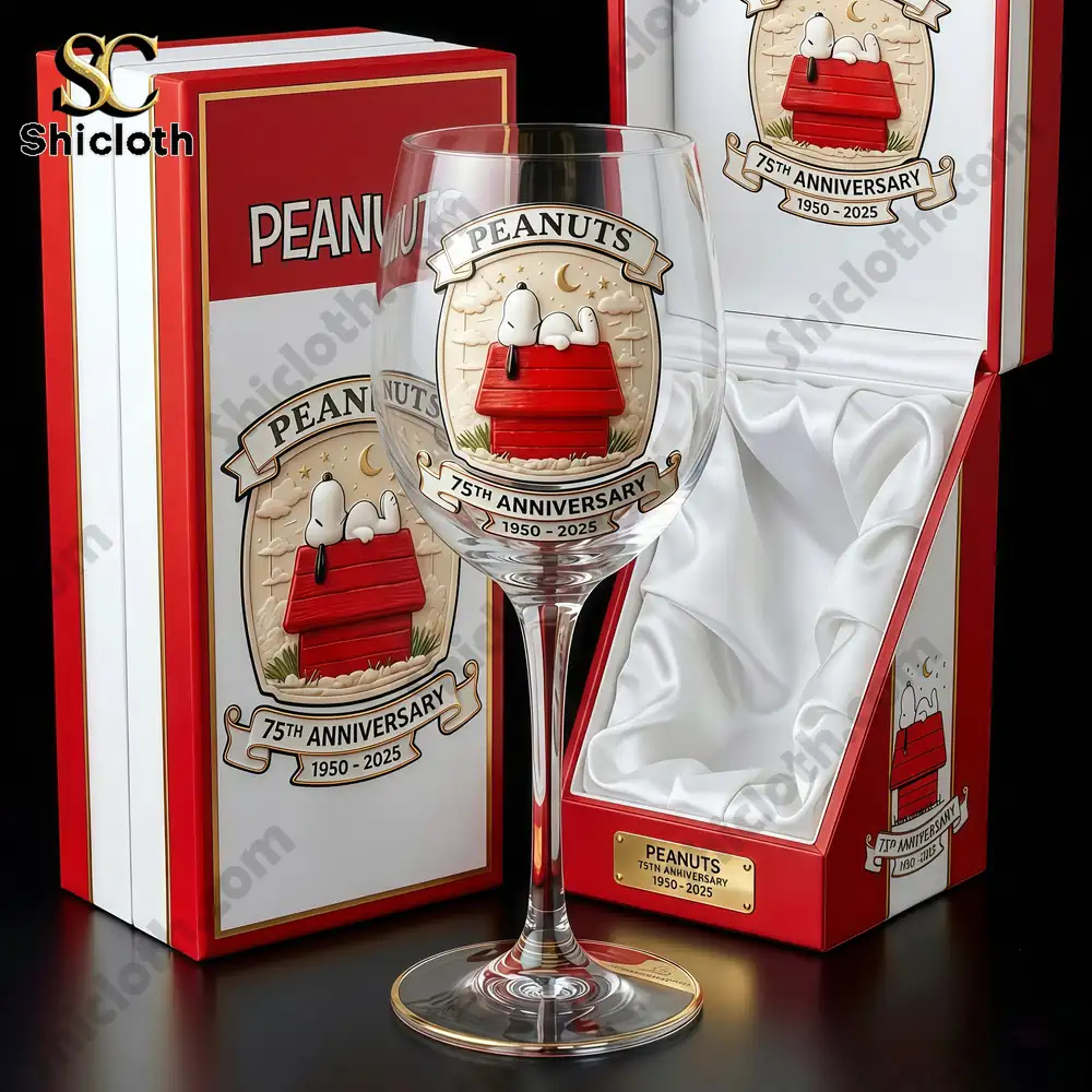 Peanuts anniversary wine glass with Snoopy design in gift box!
